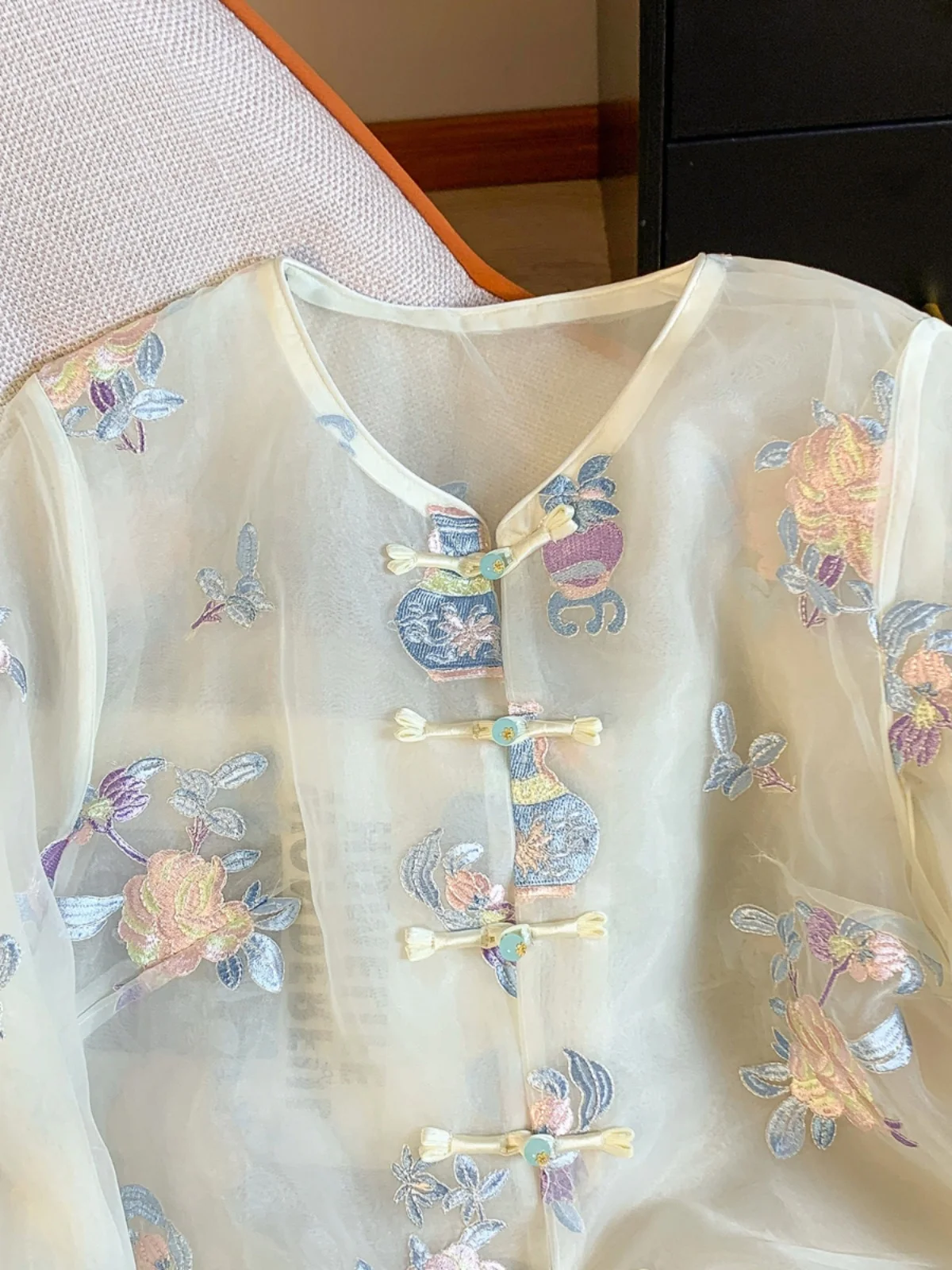 Nowa chińska bluzka damska o luźnym kroju, haftowana, cienka, chroniąca przed słońcem, z długim rękawem, stójką i kołnierzykiem.