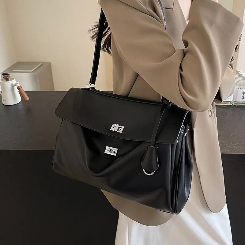 Image of Neue stilvolle Platin-Tasche mit großem Fassungsvermögen, lässige, vielseitige Umhängetasche für Damen, moderne neutrale Business-Handtasche