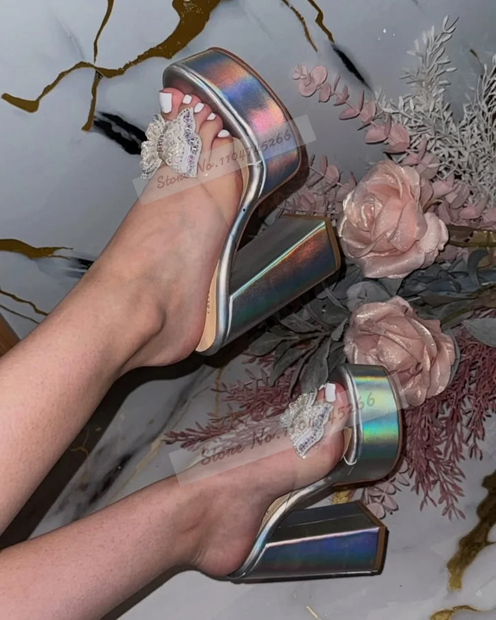 

Яркие украшения с блестящими кристаллами и маслом, шлепанцы без шнуровки из ПВХ, современные модельные тапочки, голограмма, переливающиеся сандалии на платформе на массивном каблуке