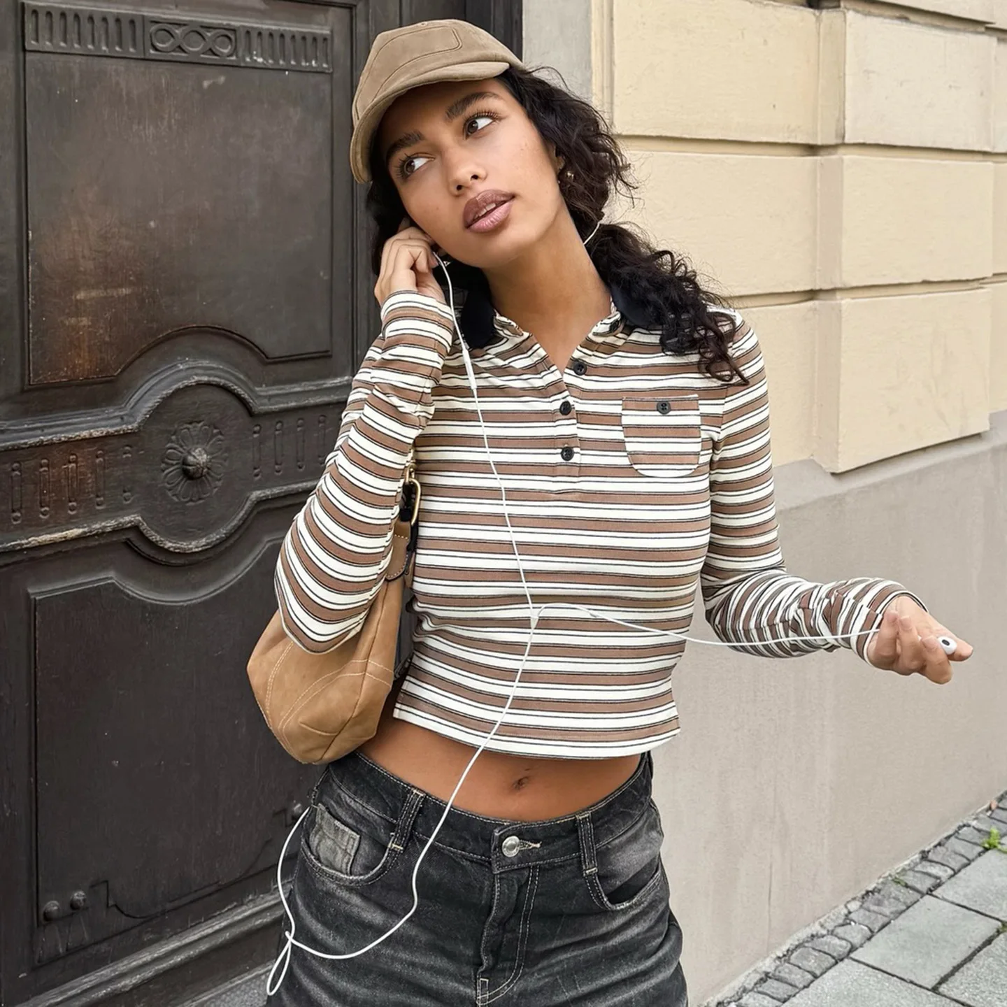 

Осенняя новая короткая стильная пикантная повседневная футболка с длинными рукавами и цветным полосатым воротником для девочек