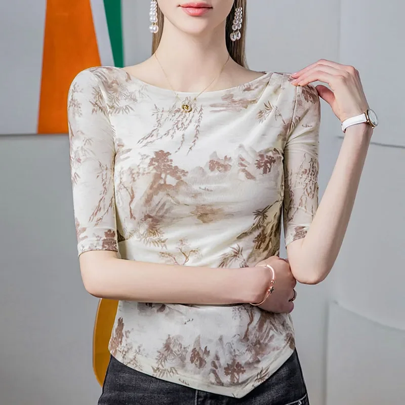 Camiseta de malla con cuello de una línea y estampado de tinta para mujer con mangas de cinco cuartos Primavera Verano nuevas camisetas hermosas de moda