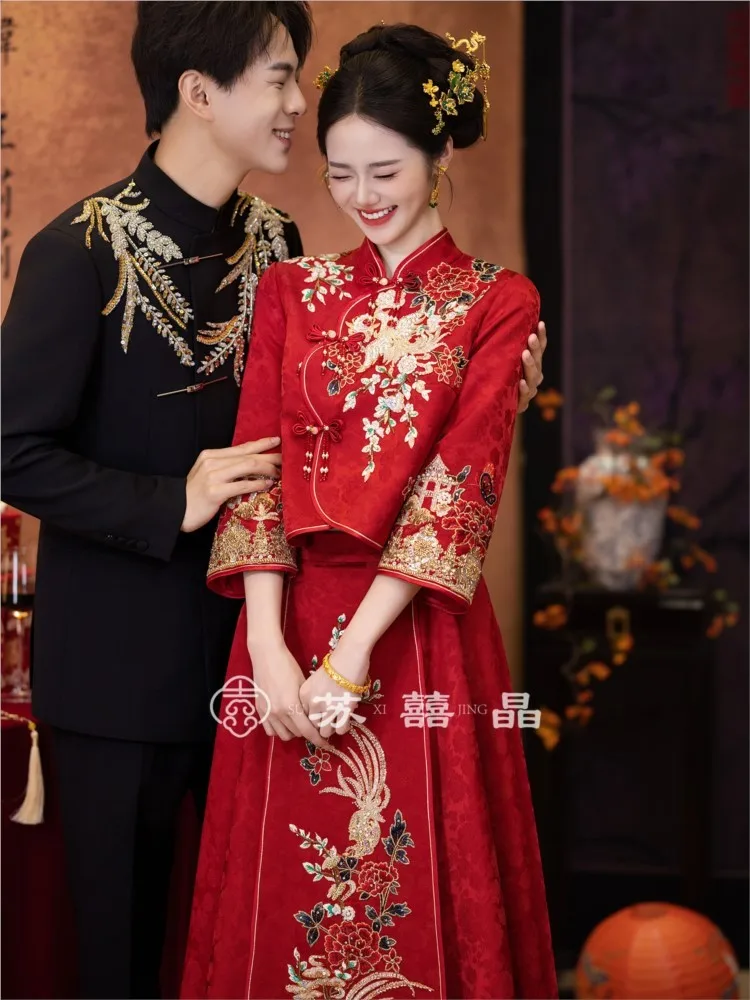 The new Chinese-style wedding dress for brides exudes a sense of elegance