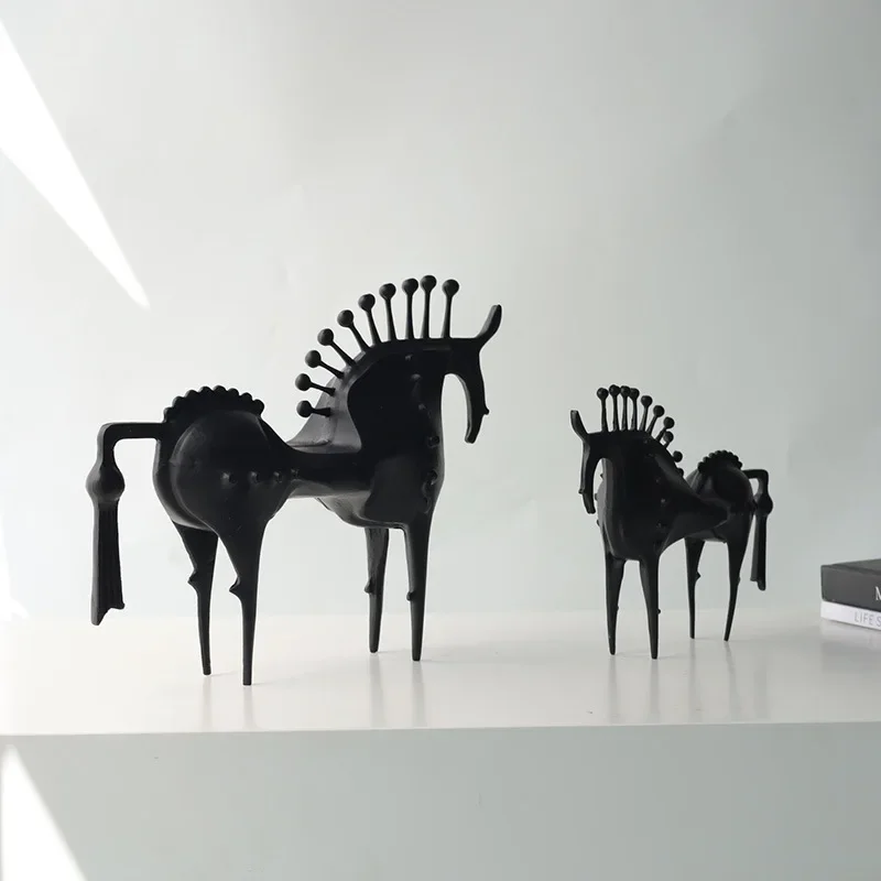 Decor Figurines Abstraction Horseradish Horse Figurine Metal Handicraft  Miniatures Artificial Animal Sculpture Home Decoration
