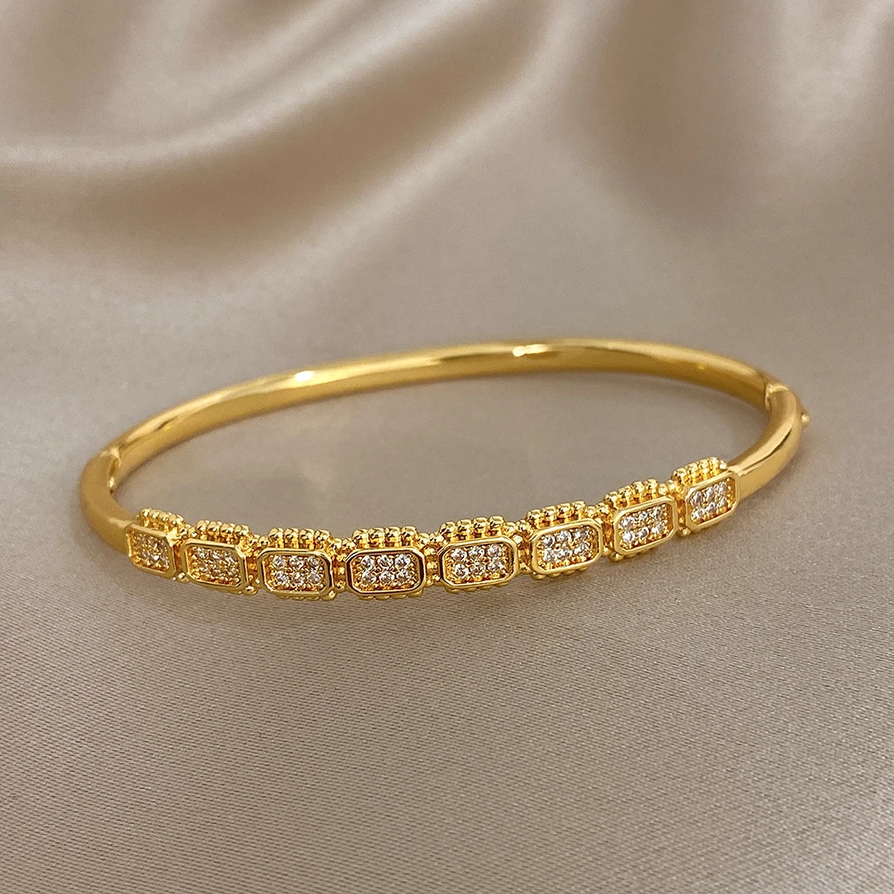 กำไลข้อมือทองชุบลายเรขาคณิตหรูหราสำหรับผู้หญิง กำไลเปิดได้ประดับเพชรทรงสี่เหลี่ยม ดีไซน์สง่างาม แฟชั่นปี 2026 ของขวัญเครื่องประดับ