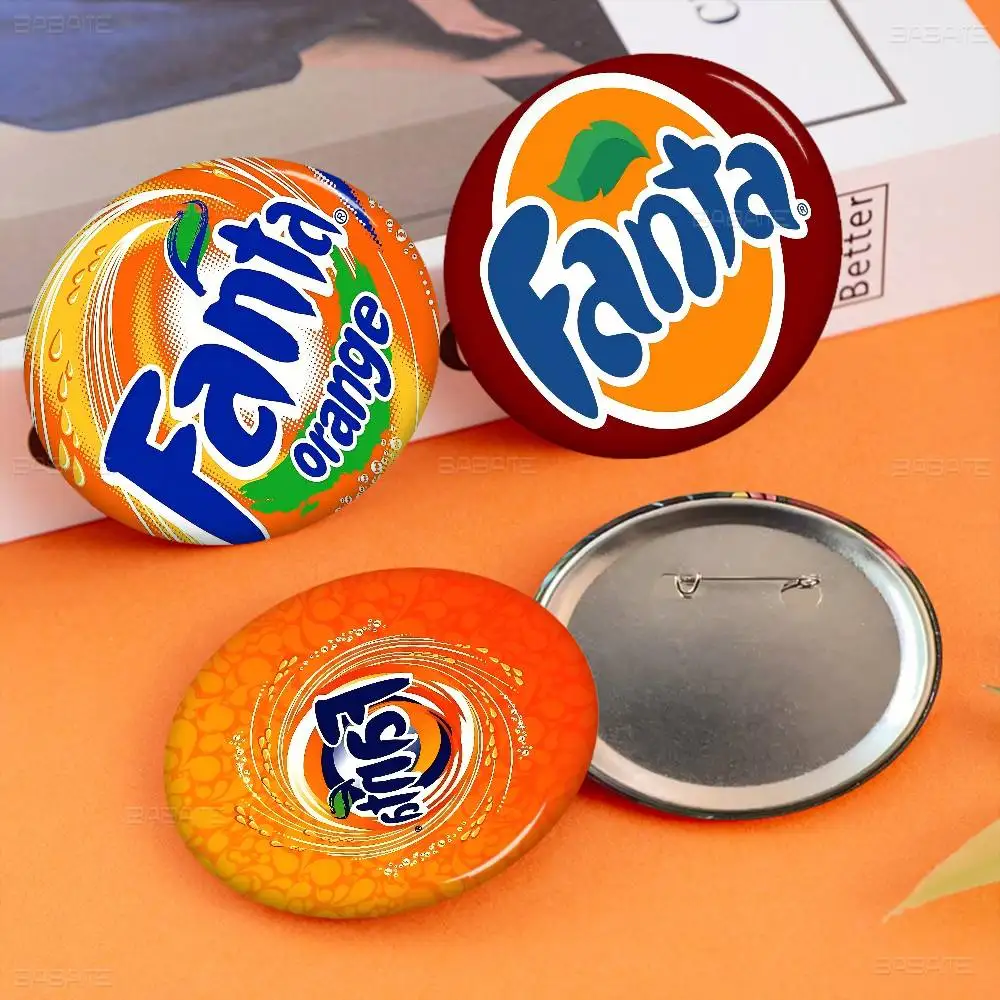 Klassisches F-Fanta-Logo, 58 mm, niedliche Serie von Pins, lustiges Abzeichen, interessante Cartoon-Tiere, Broschen, Rucksack, Geschenk, Accessoire
