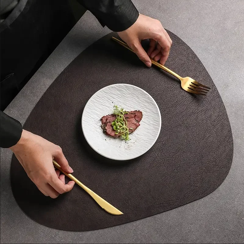 مجموعة من 4 مفارش أطباق من الجلد الصناعي غير منتظمة مقاومة للزيت ومقاومة للماء لطاولات المطبخ وطاولات البيسترو وطاولة الطعام