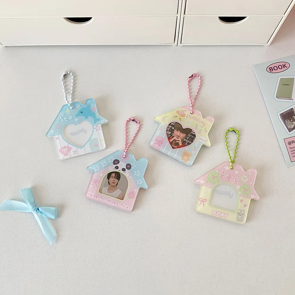 

Cute 1-inch acrylic photo frame in the shape of a mini house, can be used as a keychain to collect idol photos. Picture display