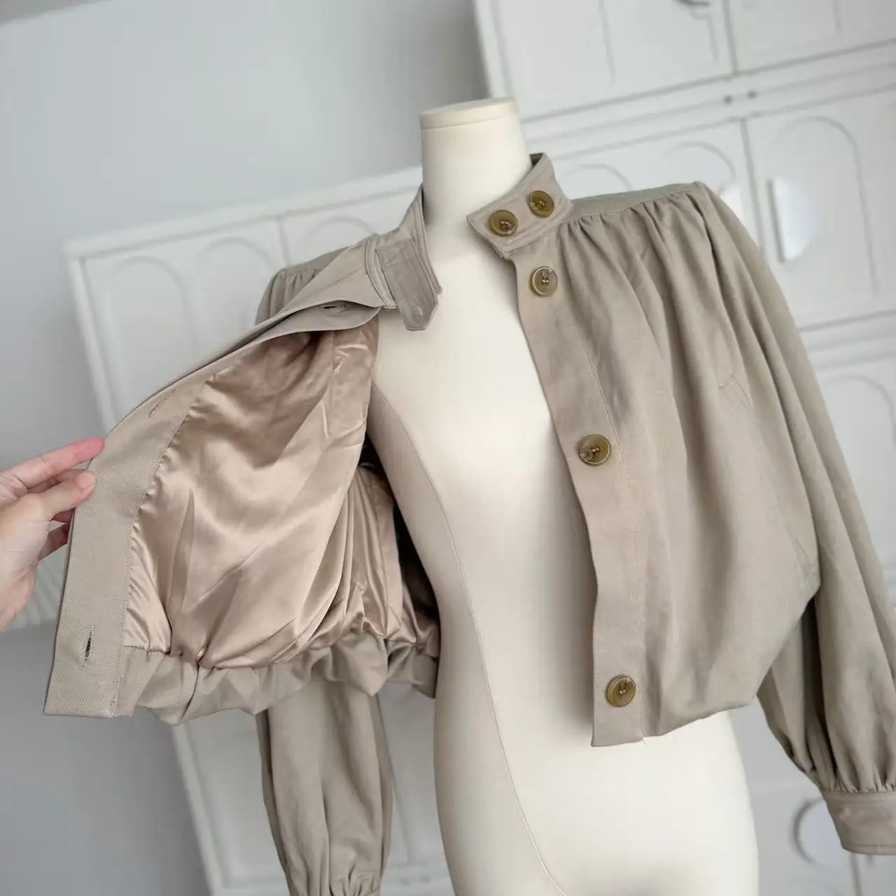 レディース春秋ハーフハイカラー長袖PUレザープリーツヘムショートジャケットレディースストリートウェアシングルブレストアウター