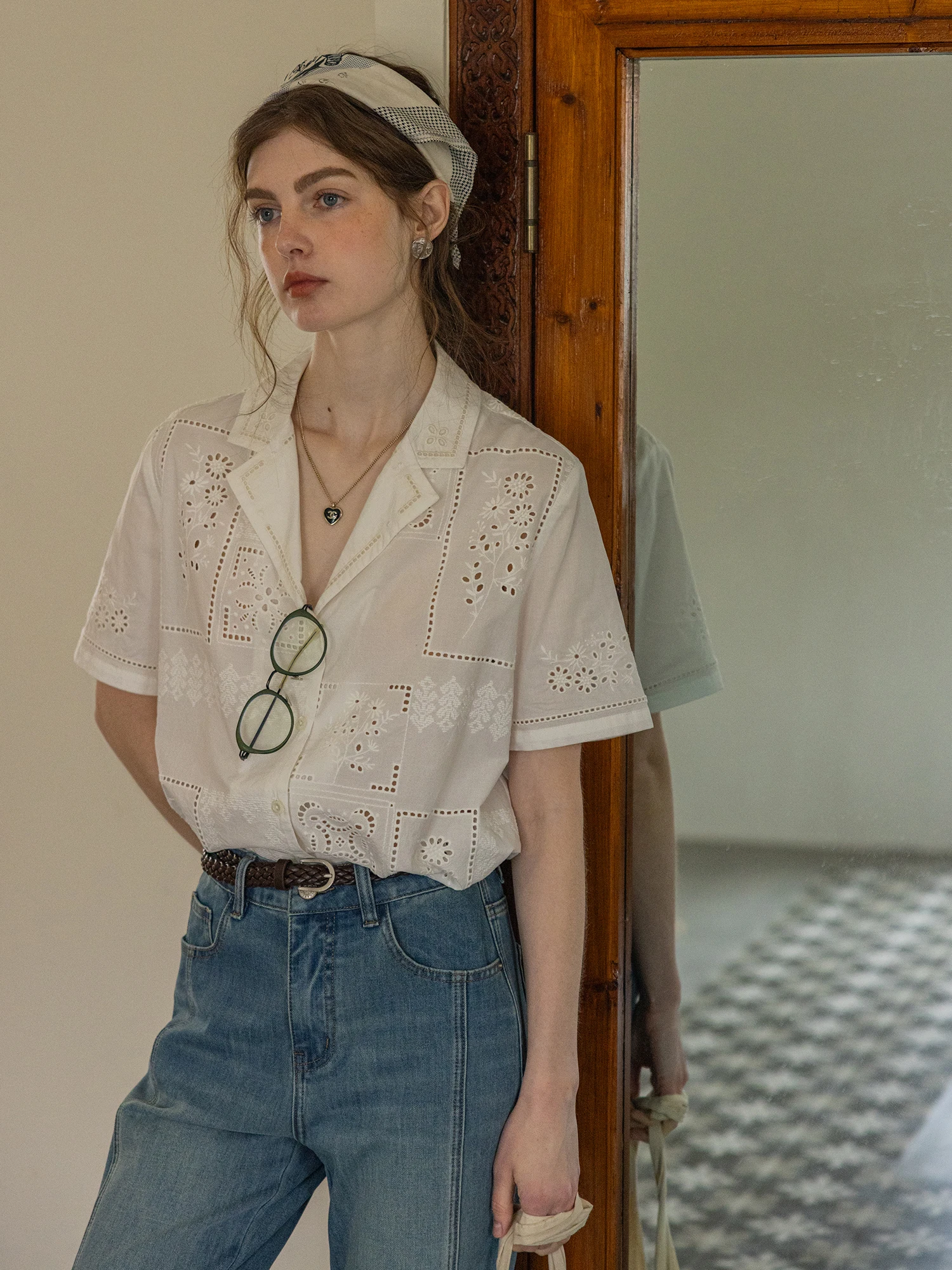 

Женская рубашка с коротким рукавом, свободного кроя, из дышащего хлопка, с вышивкой и ажурными элементами, в винтажном французском стиле, белая, для повседневной носки.