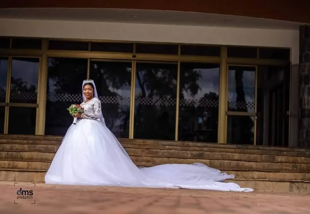 Abito da sposa di lusso personalizzato taglie forti Eleganti applicazioni in pizzo Cattedrale di cristallo che borda abiti da sposa da sposa