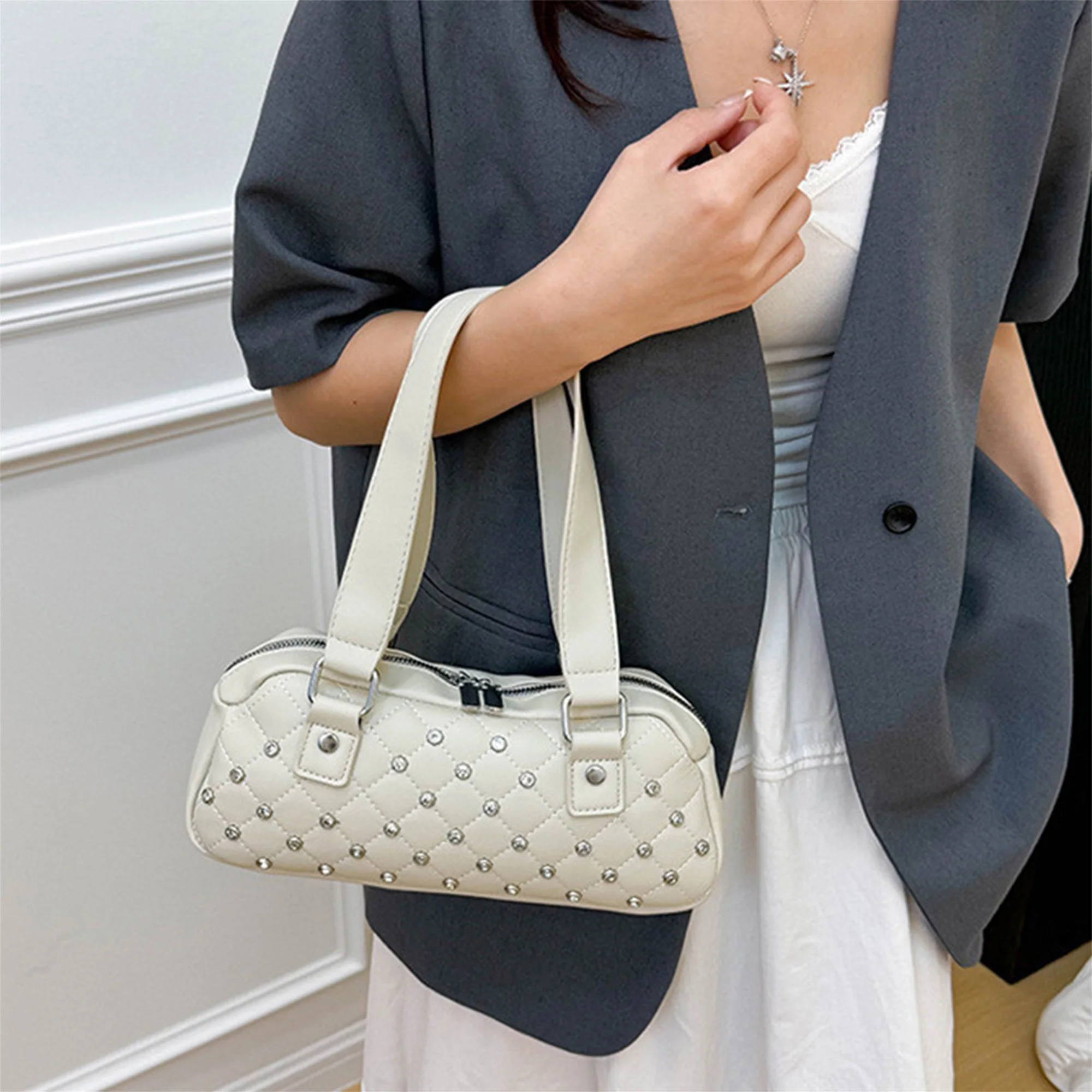 

Роскошная кожаная сумка через плечо с заклепками и ремешком-цепочкой. Дизайнерский стеганый кошелек для женщин. Элегантный клатч на плечо.