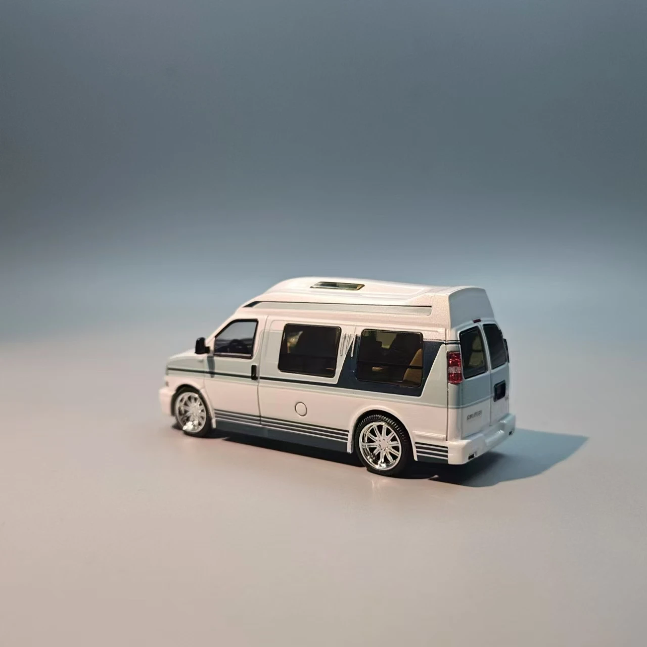 GOC 1:64 GMC SAVANA ريترو عصري مطلي RV محدود 399 نموذج سيارة دييكاست