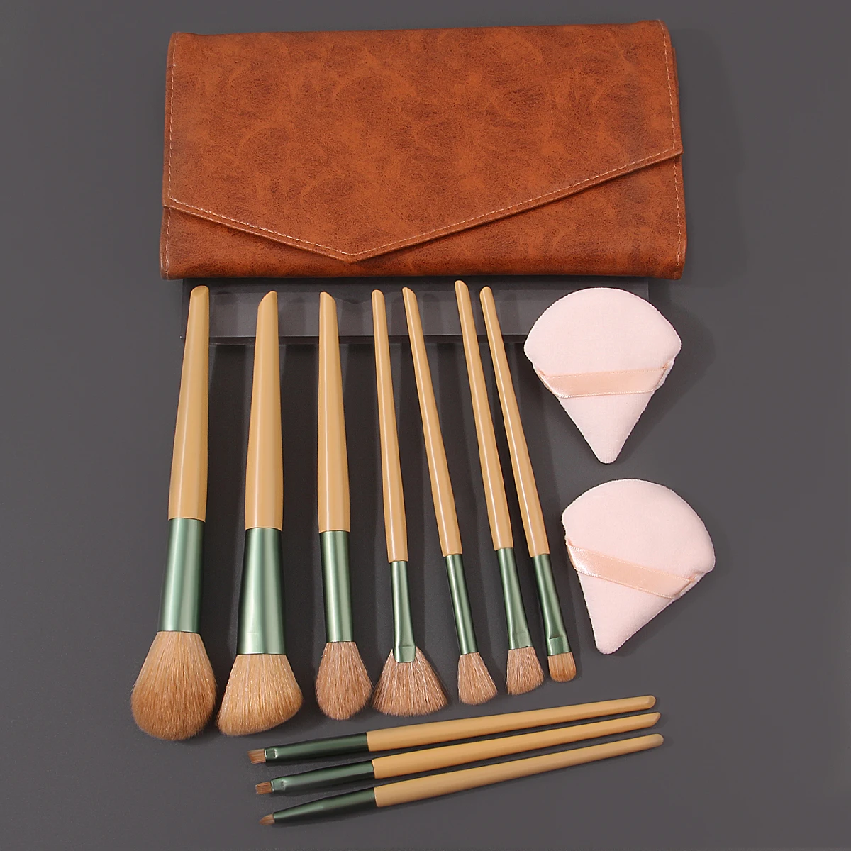 10 pçs conjunto de escova de maquiagem multifuncional & 2 pçs flocado triangular pó puff & 1 pçs elegante saco de armazenamento de escova de maquiagem do plutônio