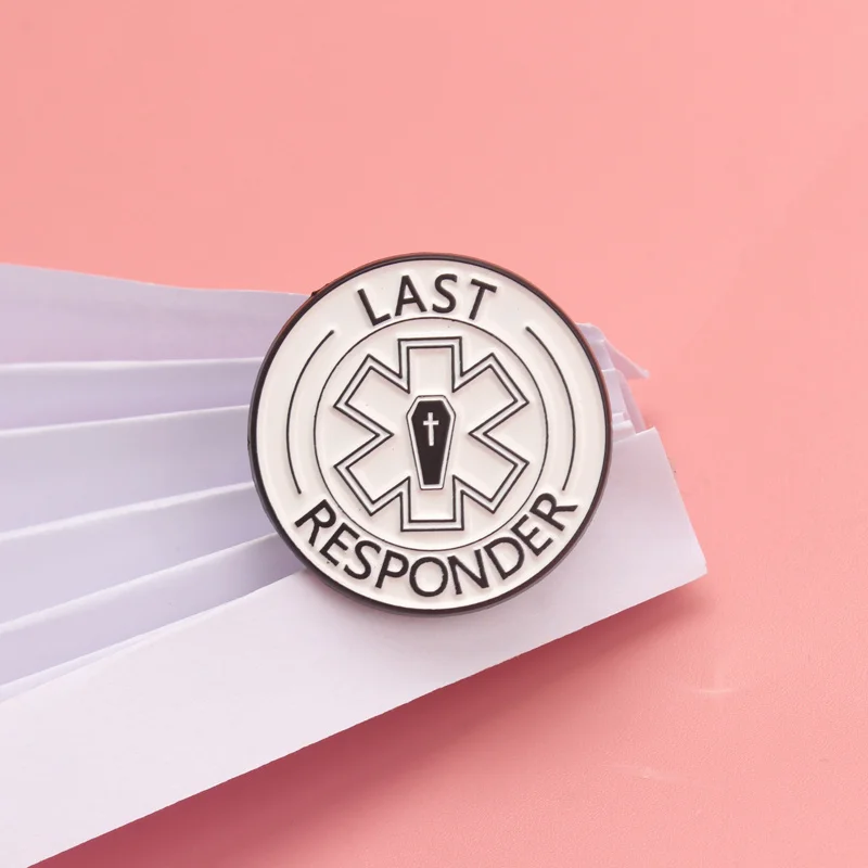 دبوس المينا المضحك "الوصول الأخير" - دبابيس التابوت المضحكة EMT