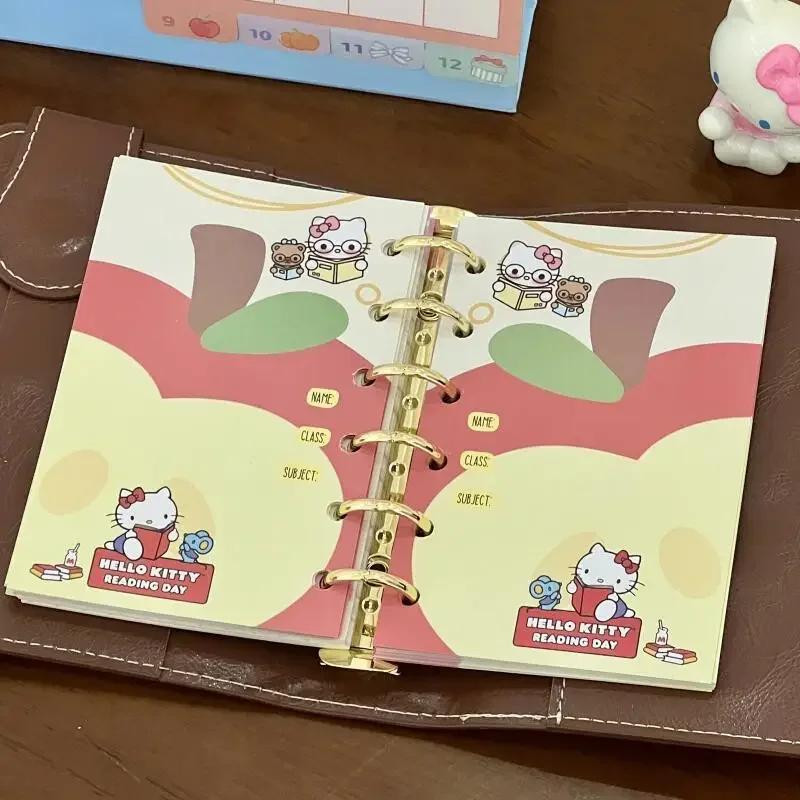เฮลโลคิตตี้ A7 สมุดบันทึกแบบรีฟิลหนังแท้สมุดบันทึกน่ารักพร้อมสติ๊กเกอร์บันทึกการเดินทางแบบพกพาสำหรับเด็กผู้หญิงของขวัญเด็ก