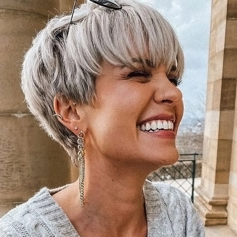 Парик из натуральных волос с стрижкой пикси Короткие серые многослойные вьющиеся парики с челкой Натуральные бразильские человеческие волосы Полный машинный парик