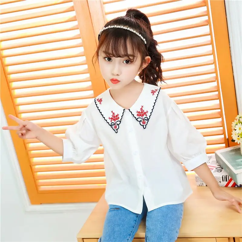 

Модная детская блузка для девочек 2026 года с коротким рукавом, воротником Питер Пэн, вышивкой и рюшами, в стиле маленькой принцессы