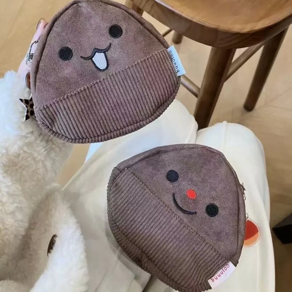 

Вместительная сумка-органайзер из замши коричневого цвета с дизайном в виде каштана для монет, ключей, косметики и туалетных принадлежностей, мультяшный дизайн