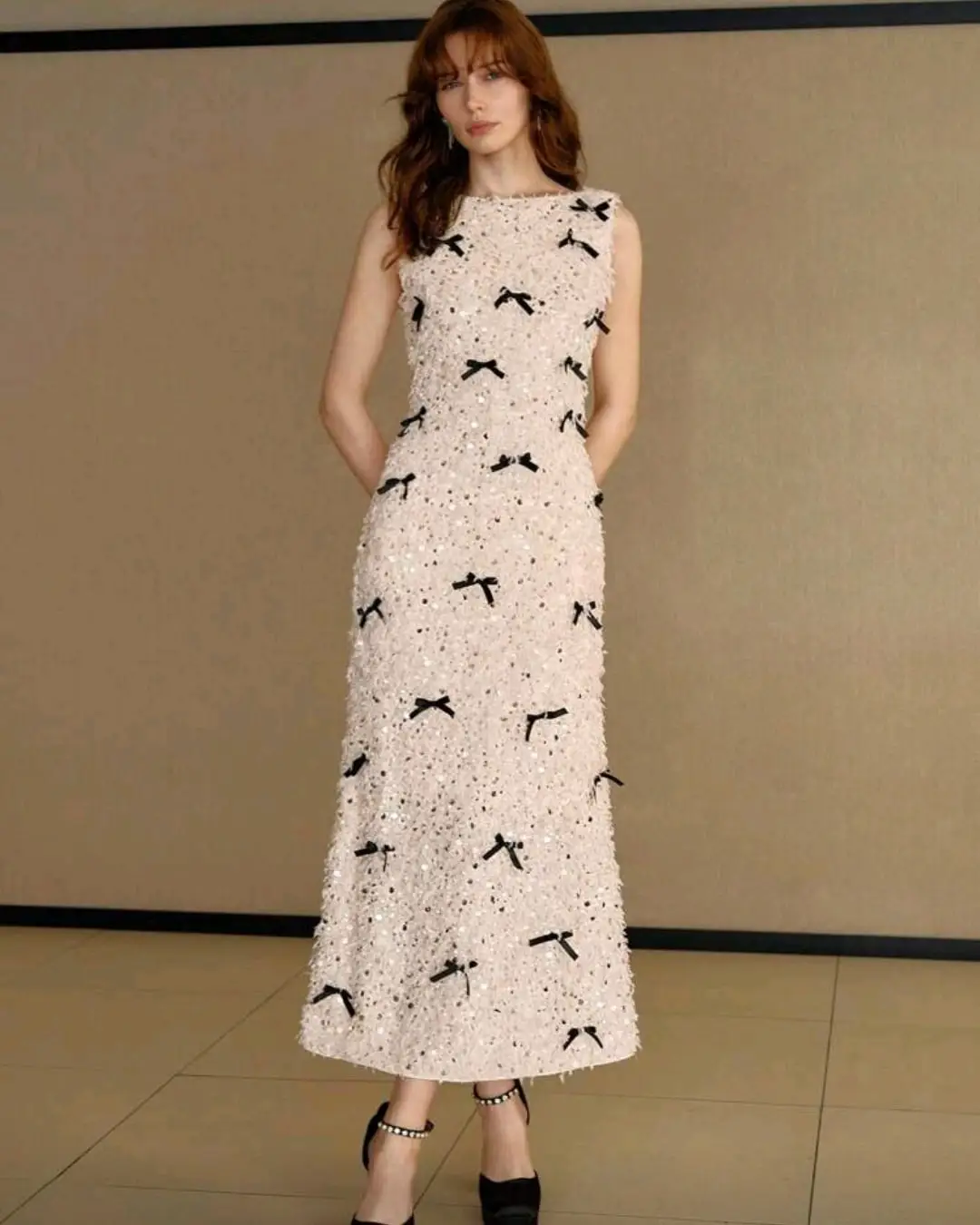 تصميم جديد فاخر س الرقبة الترتر الانحناء الريش مساء اللباس بلا أكمام أنيقة الأميرة الجنية حزب اللباس الرسمي