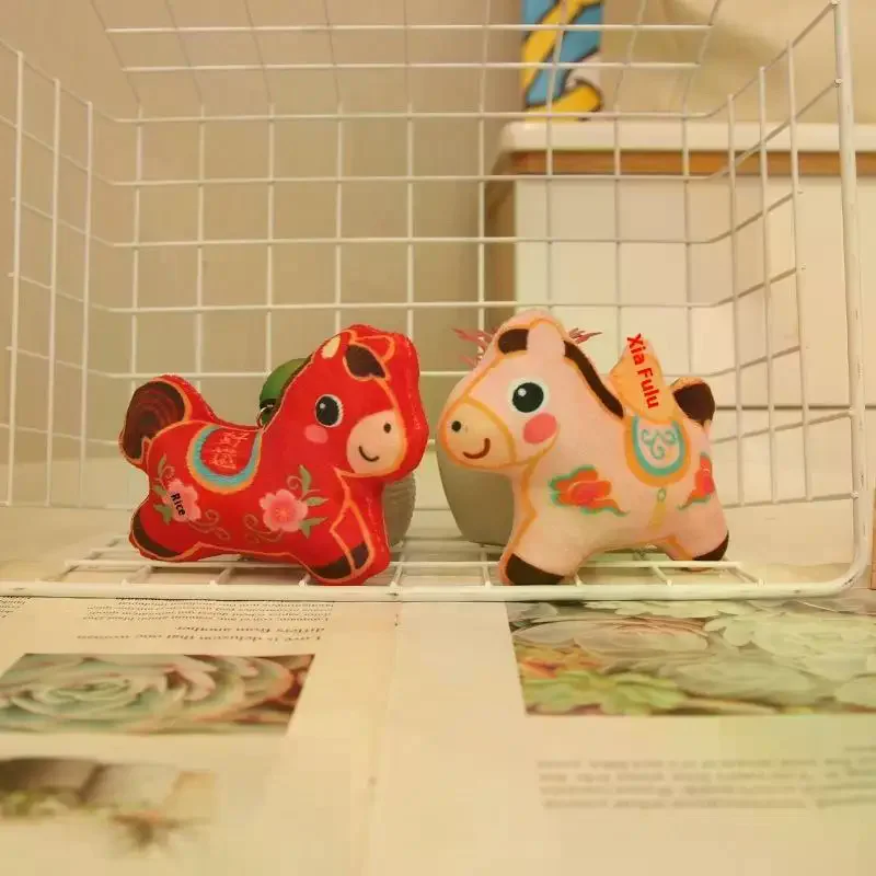 1 قطعة 2026 السنة الجديدة الحصان عروسة كارتون حقيبة قلادة جميلة أفخم محظوظ المهر المفاتيح DIY بها بنفسك اكسسوارات هدايا الطلاب