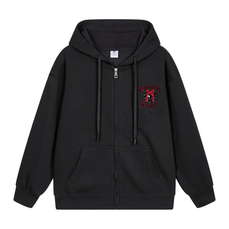 

Мужская толстовка на молнии. Черная толстовка. Черная толстовка с красно-белым логотипом. Рождество в 2025 году. Праздничный принт.