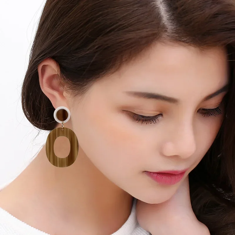 أقراط جديدة بنية شبه شفافة غير منتظمة