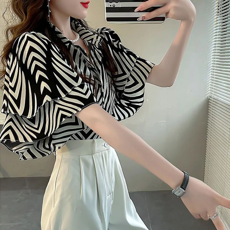 أنيقة التلبيب تقسم مطبوعة فراشة كم قمصان الملابس النسائية 2025 صيف جديد فضفاض شيك القمم مكتب سيدة البلوزات