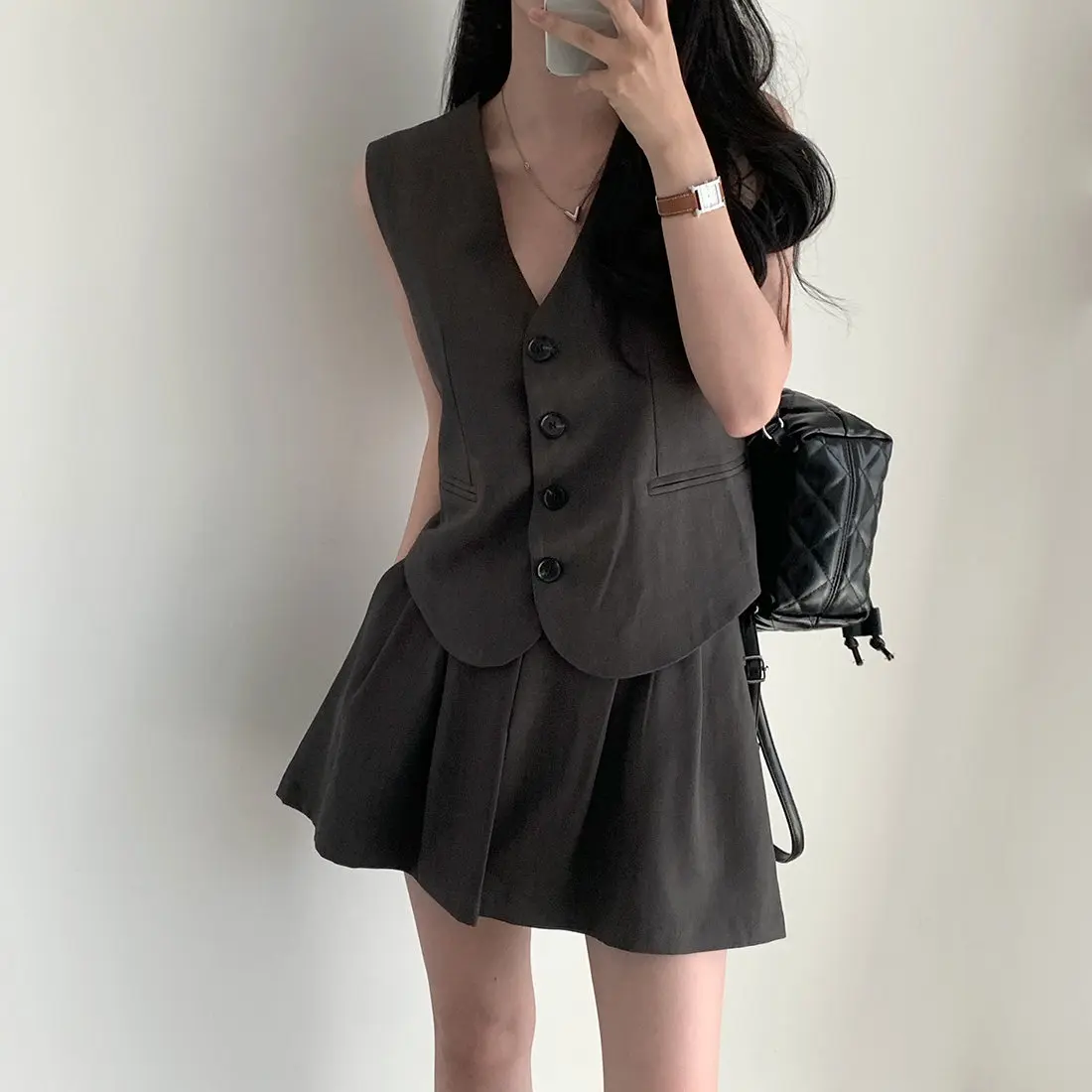 

Корейский стильный летний винтажный костюм: жилет с V-образным вырезом, короткая верхняя одежда, плиссированная юбка с высокой талией, шорты-брюки, комплект из двух предметов