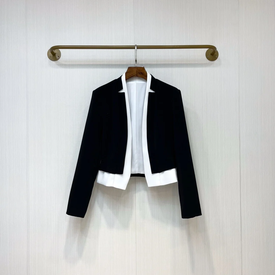 New color blocked collar short suit jacket, black and white contrasting three-dimensional cutting ultra short version