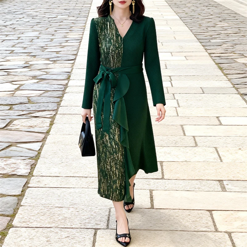 

Miyake High End Gold Foil Strip Decorative Women's Pleated Dress V-Ncek Long Sleeves Elegant Dresses 2026 Winter News Tide S2959