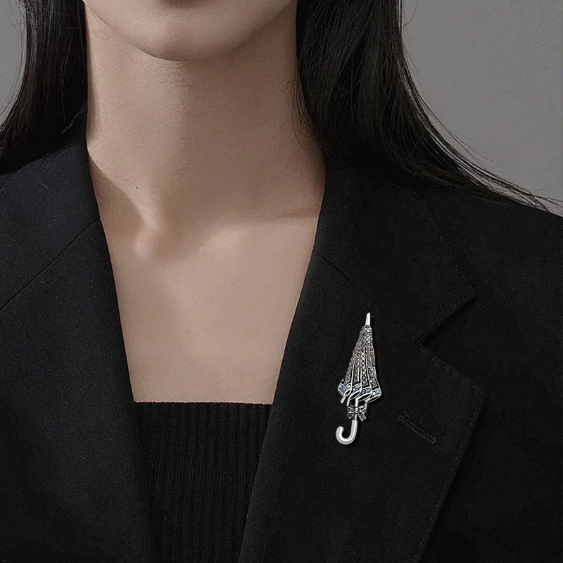 Creative diamond encrusted umbrella brooch, female pin, niche design sense, versatile suit clothing accessories