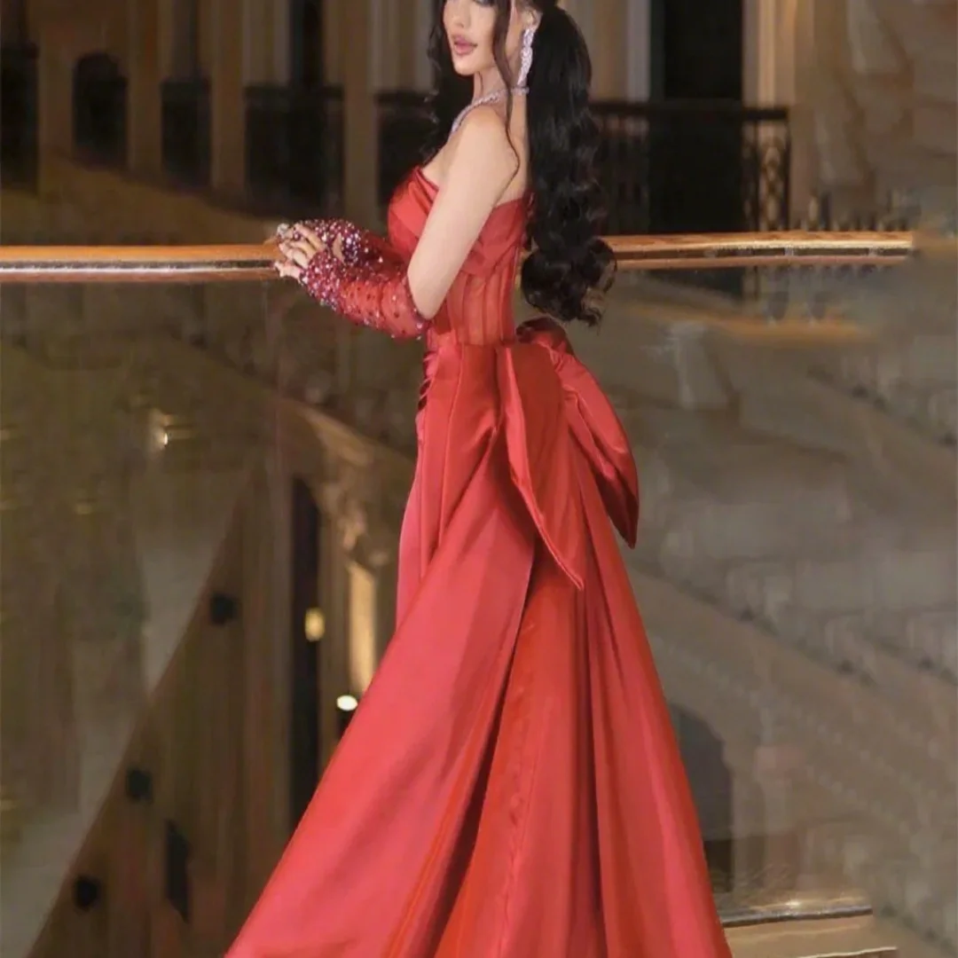 Maßgeschneidertes Meerjungfrau-Ballkleid mit glänzender Perlenschleife an der Schulter, ein formelles Abendkleid für Damen im herzförmigen Stil