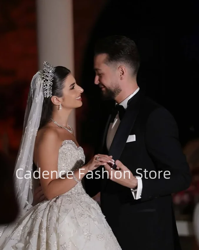 تخصيص 2025 فساتين فاخرة بدون حمالات على شكل حرف a الزفاف بريق مطرز يزين ثلاثية الأبعاد الأزهار زي العرائس الفاخرة