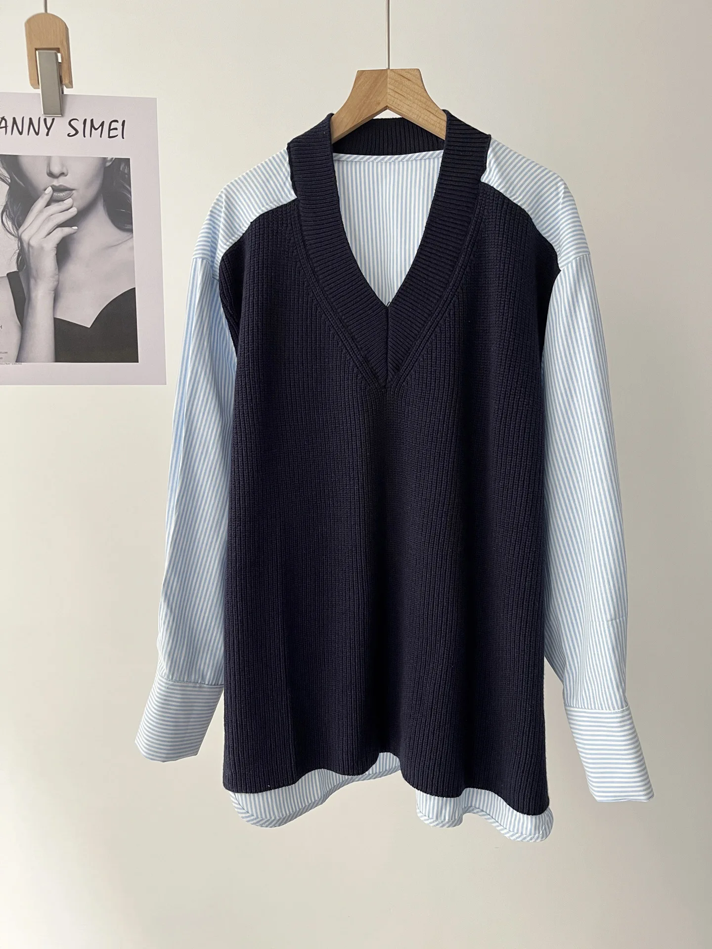 

Women's standard version V-neck deconstruction splicing knitted sweater spring 011-0200