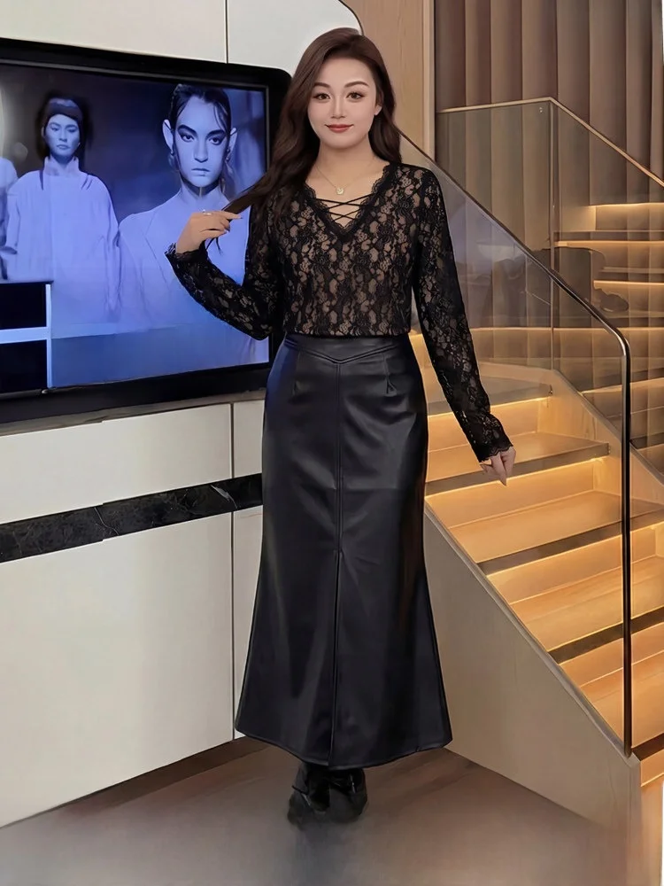 

Комплект женской модной одежды больших размеров: кружевной топ с длинным рукавом и V-образным вырезом, подчеркивающий талию, и черная кожаная юбка А-силуэта с высокой талией. Зимний вариант.