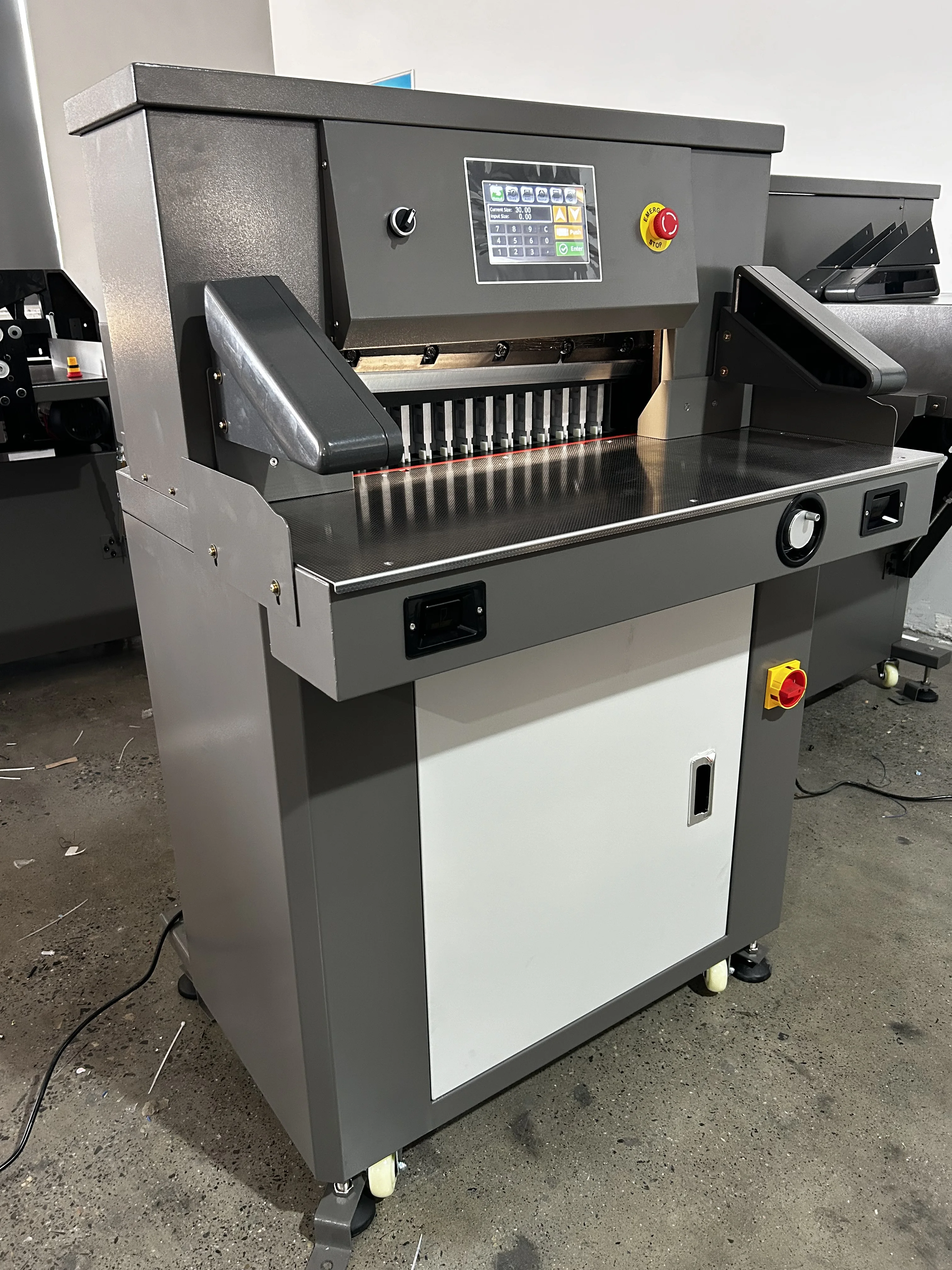 E5208 A4 Гильотинный триммер для бумаги Электрический станок для резки бумаги с переменной частотой с двигателем и компонентами сердечника ПЛК