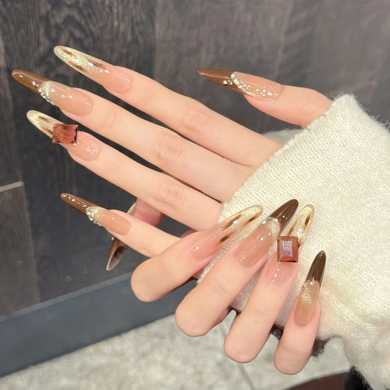 10 pièces marron Style français faux ongles faits à la main brillant or oeil de chat longue amande faux ongles brillant diamant décor presse sur ongles