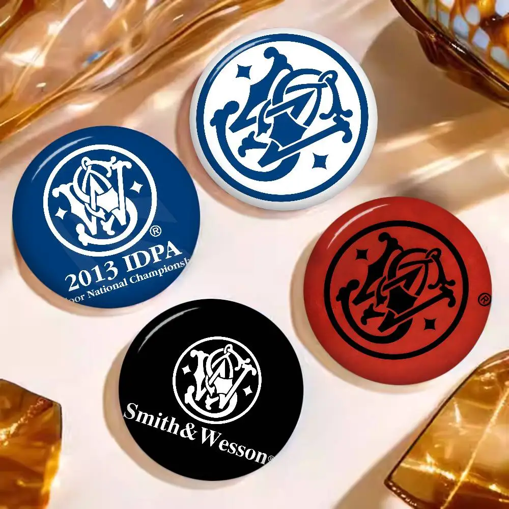 S-Smith-&-Wesson Robust-Classic Round Button Pins Slogan Creative Brooches Backpack Clothes Decoration Jewelry Gifts