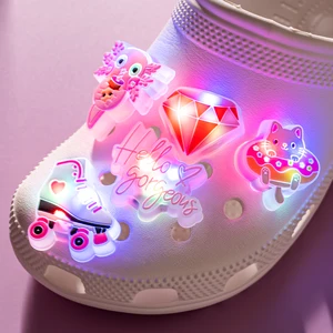 Luminöse rosa LED -Schuhe Charme für Frauen, niedliche Tiere, Katze, Schweinefleisch, Weihnachtsbaum, Stifte Schnalle, Holzzubehör, Jeansanhänger, 1PC Hauptverkäufe Orange Jeans - №6