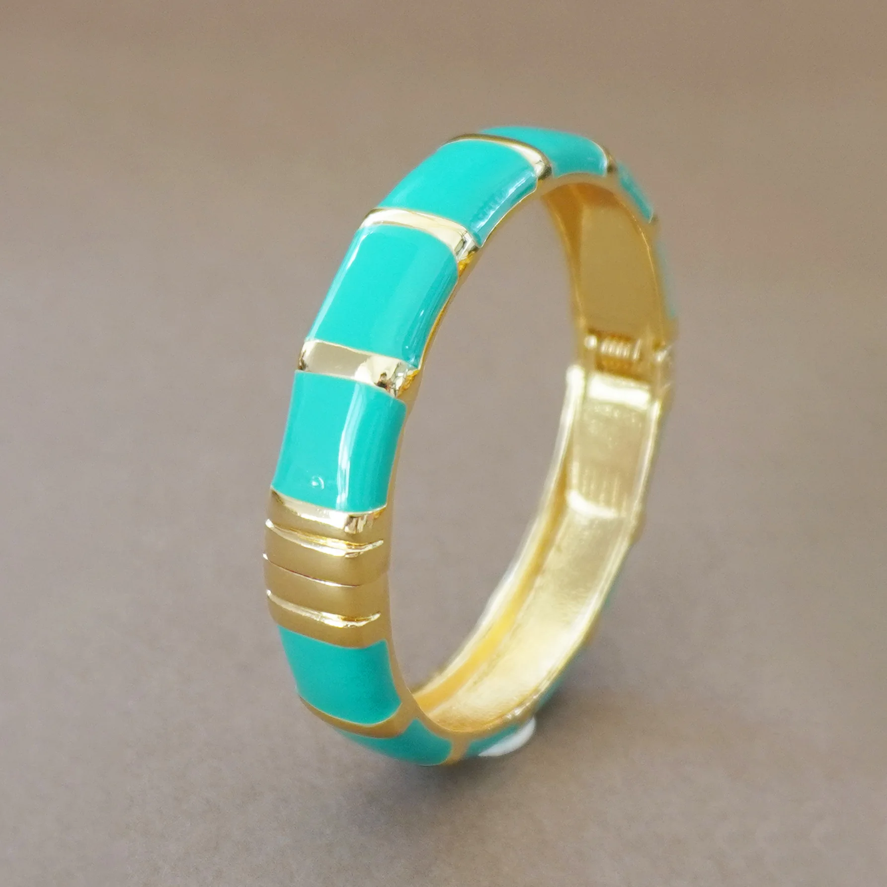 9999 Gold Lady's elegant droplet-shaped blue bracelet, a fashionable accessory with a retro ethnic style and a royal touch.
