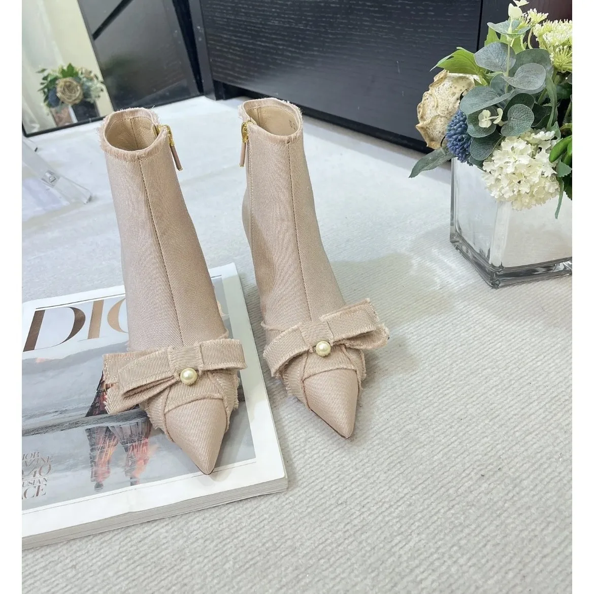 

Осенние новые тканые женские ботильоны с кисточками, острый носок, туфли на шпильке с бантом и жемчужной боковой молнией, элегантные женские короткие ботинки для банкетов