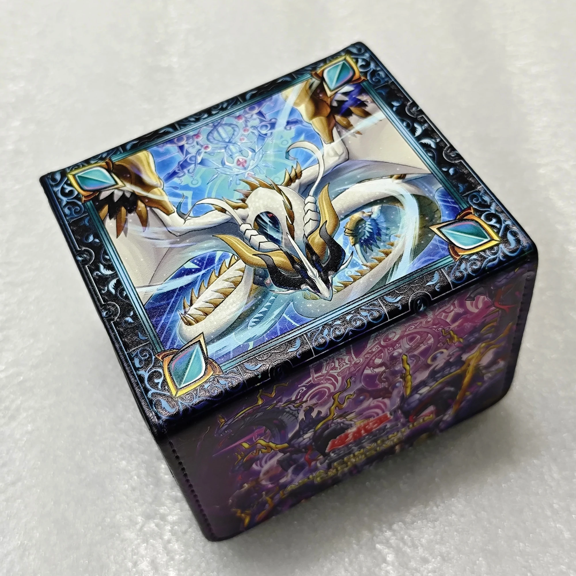 Caja de Cartas Original DIY Yugioh Ame no Habakiri no Mitsurugi Yu-Gi-Oh! Caja de Almacenamiento de Cuero PU para Cartas Coleccionables TCG OCG PTCG, Capacidad para Más de 100 Cartas
