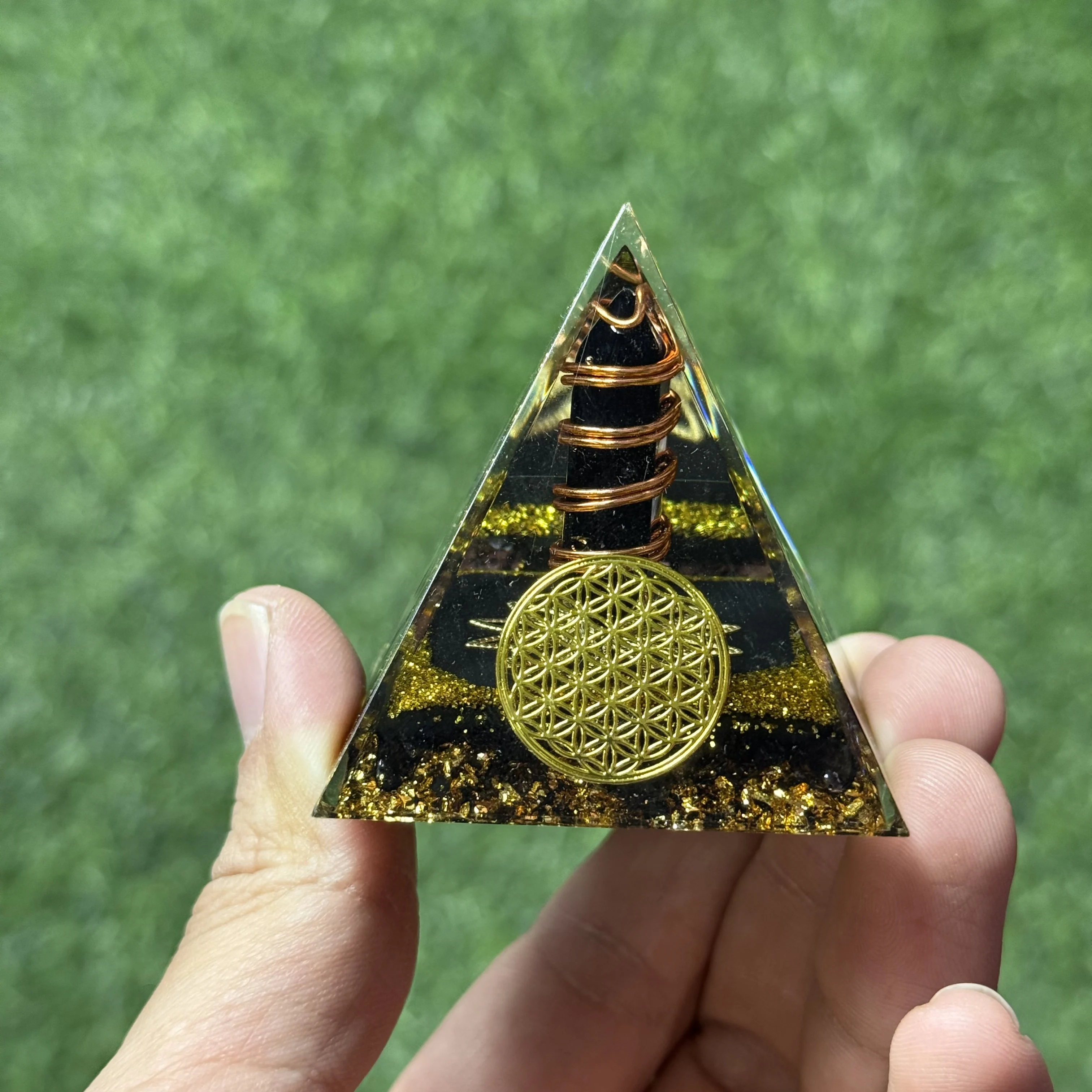 1pc pirâmide de orgone, a pirâmide de ogan é compuesta de obsidiana e resina, ornamentos de mesa para casa, pirâmide de obsidiana de orgonita
