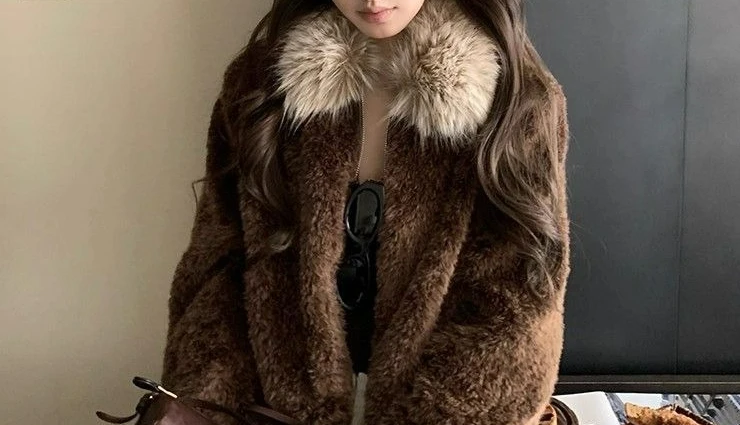 

Large Fur Collar Short Lamb Wool Warm Coat for Women Winter Outerwear Commuting