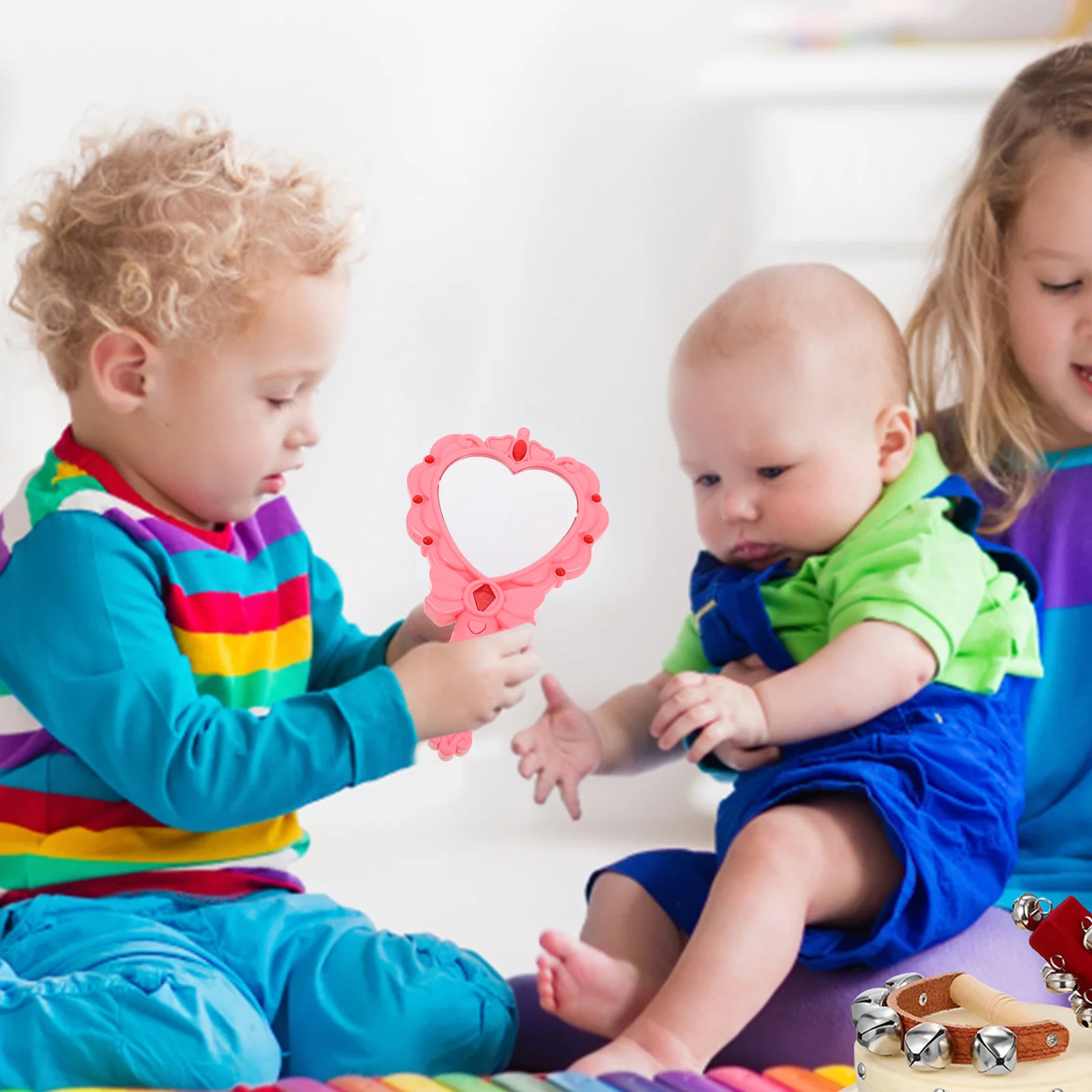 مرآة يد صغيرة مضيئة بتقنية LED للفتيات في المهرجانات، مرآة يدوية مضيئة للأطفال لأعياد الميلاد ولعب الأدوار، لعبة مرآة مضيئة للأطفال