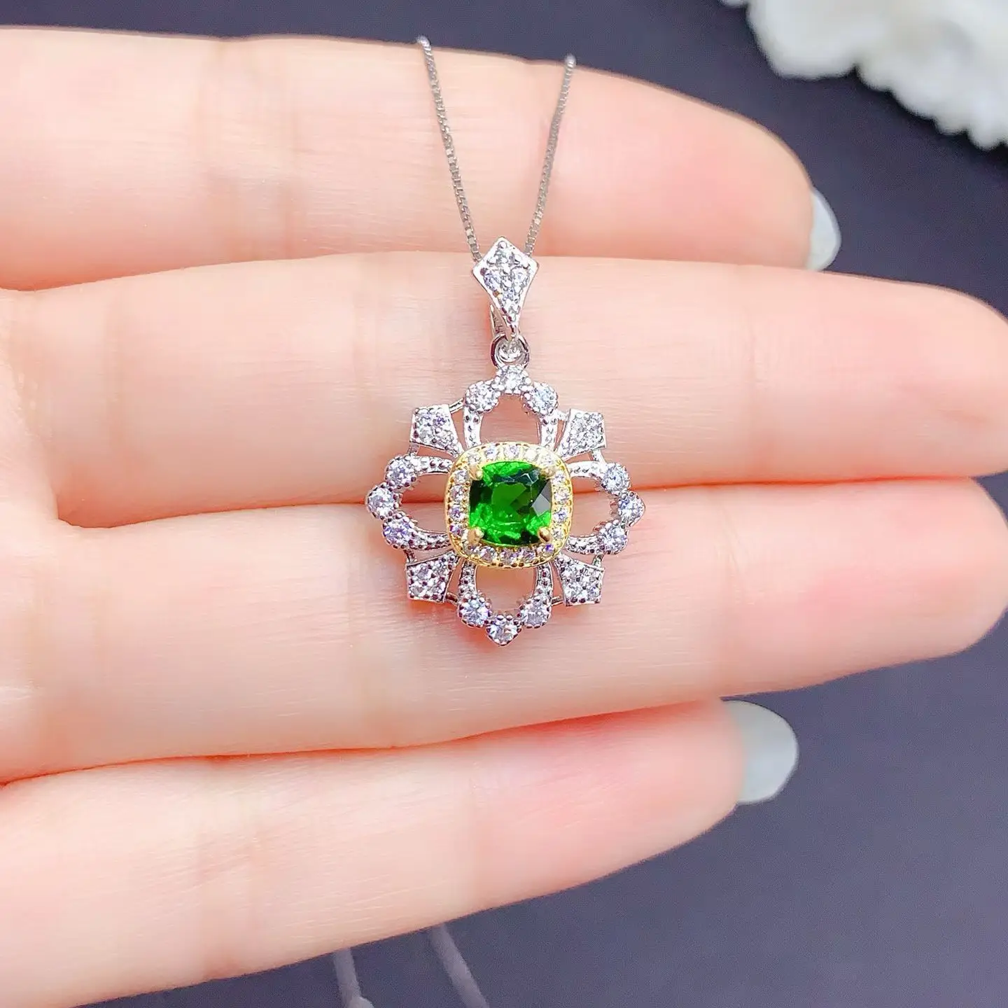 

Подвеска из серебра 925 пробы с натуральным диопсидом в античном стиле, 5 мм, 0.6 карата, настоящий хромированный диопсид, серебряное украшение с сертификатом