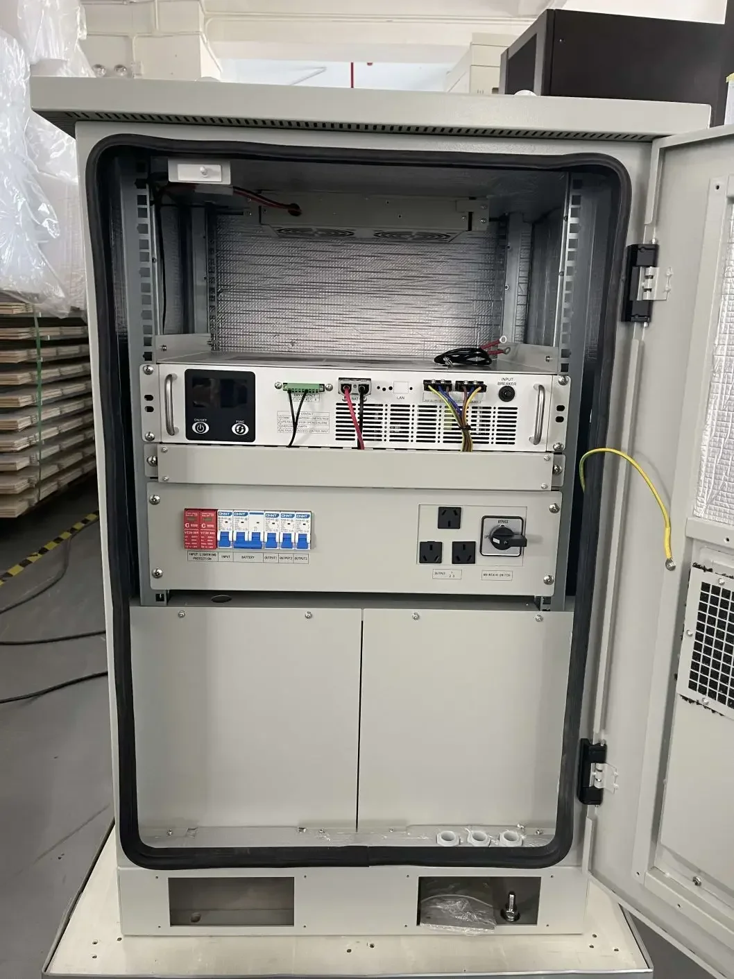 نظام UPS للطاقة الشمسية الخارجية 3KVA IP55 مع بطارية مدمجة وUPS للتبريد والرياح والغبار عبر الإنترنت للطاقة المتجددة