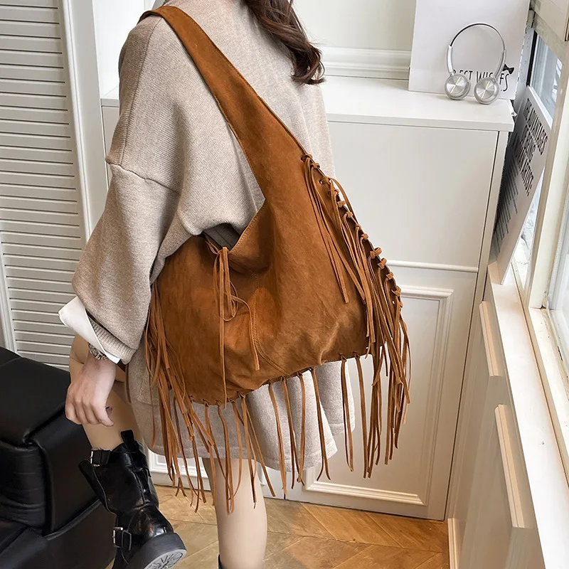 Sac fourre-tout à pompons pour femme, automne-hiver, style décontracté et doux, sac à bandoulière, sac de ville tendance et élégant, sac à main en acajou