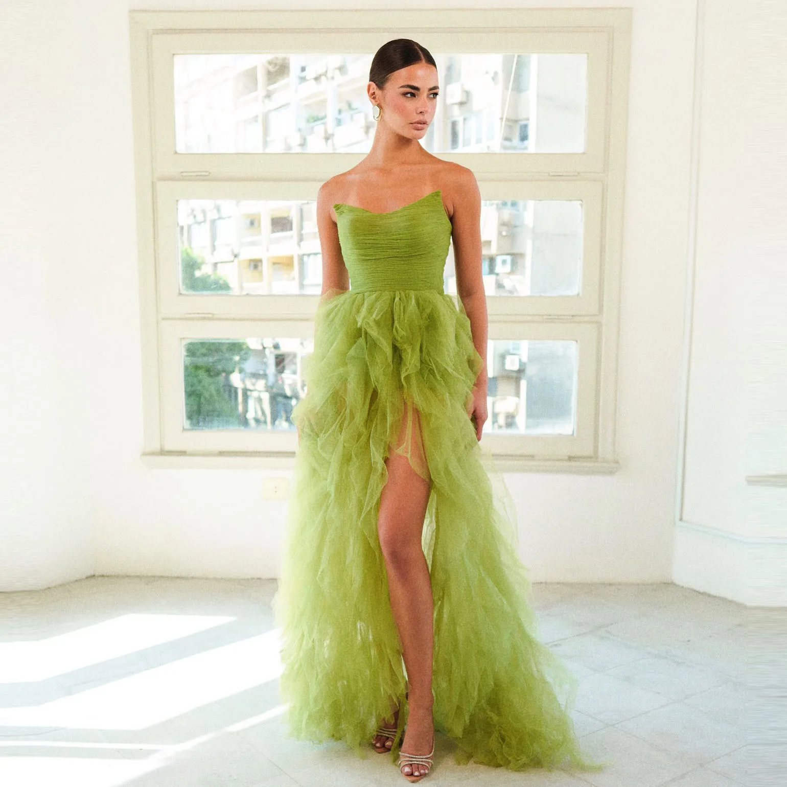 Zielona suknia bez ramiączek, asymetryczna, z tiulu, z rozcięciem z przodu, marszczonym stanikiem, suknia balowa na studniówkę, dla gościa weselnego, na formalną wieczór.