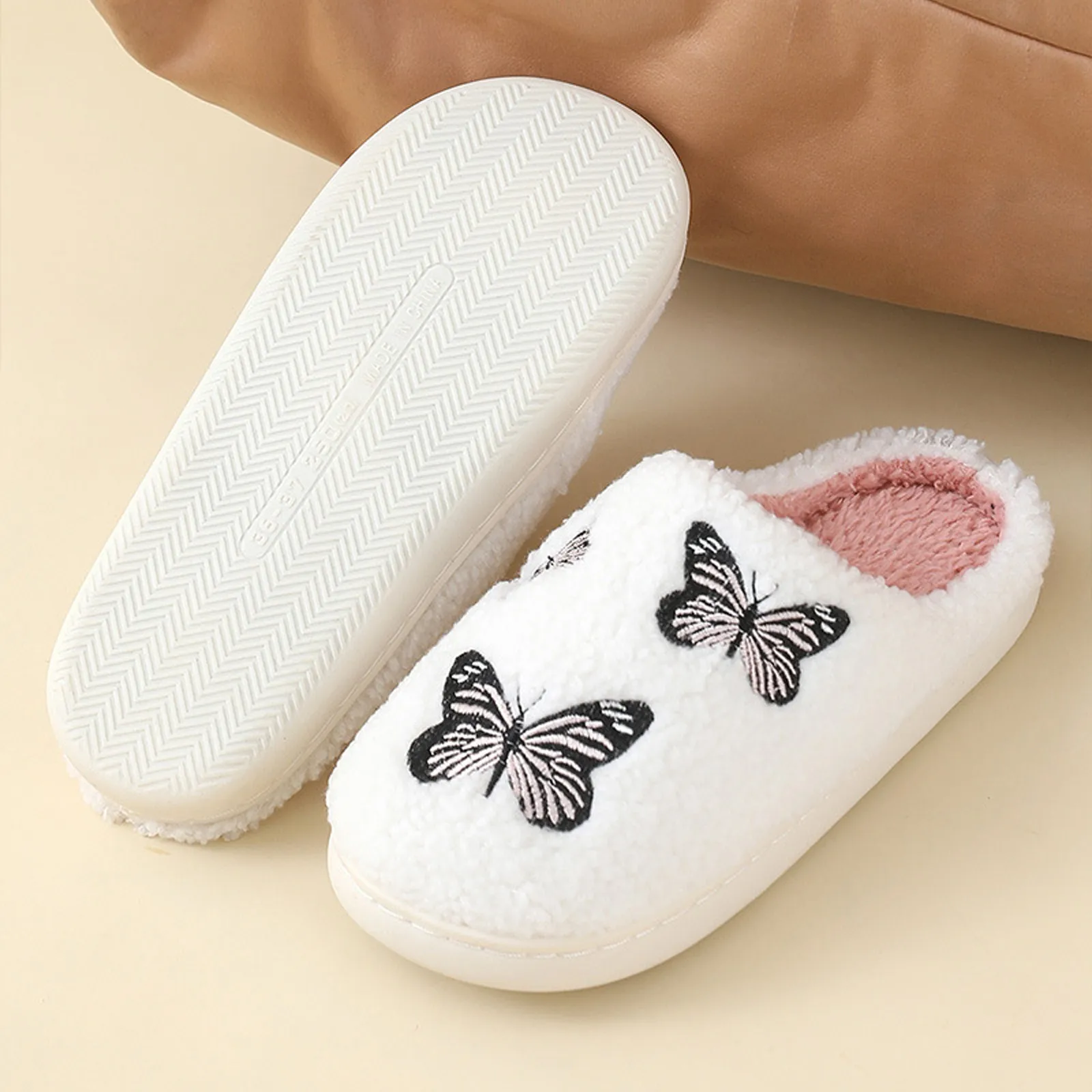 SHAJI Unisex Plüsch-Baumwoll-Hausschuhe mit Drei-Schmetterling-Stickerei, Warme TPR-Sohle, Rutschfeste Indoor-Hausschuhe für Herbst und Winter – Detail 8